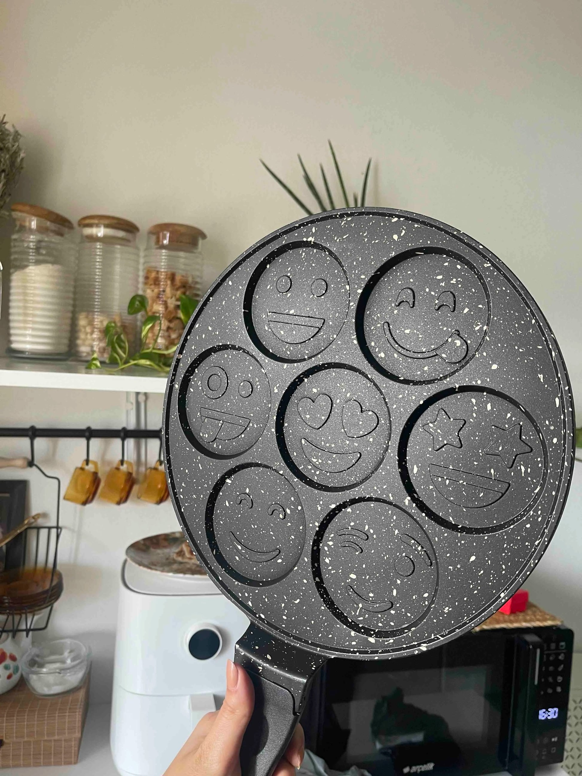 Pancake emoji pan